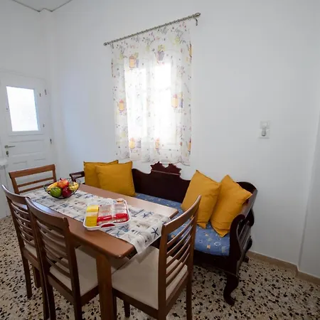 Holiday home Maraki's Little House Santorini *